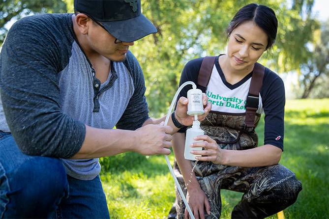 und graduate students working in lab