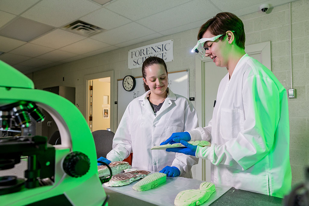 students working in und research lab