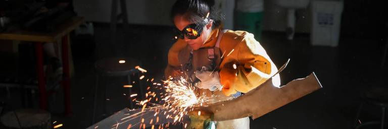 visual arts student using grinder