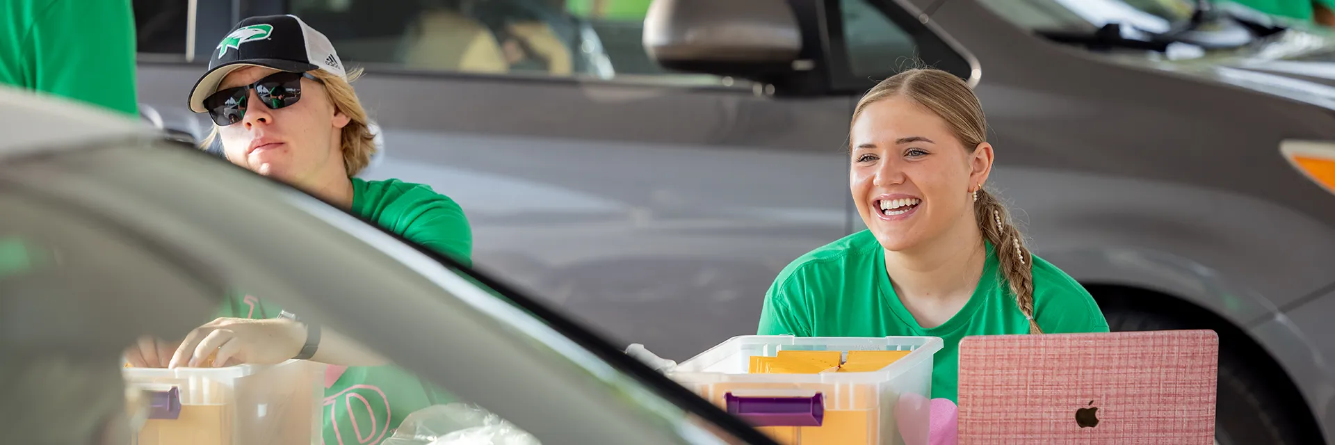 Student staff help new students at key pickup